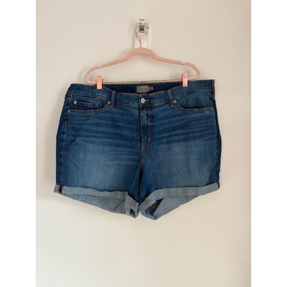 Torrid Womens Mid Rise Mid Short Medium Wash Denim Cuffed Hem Size 24